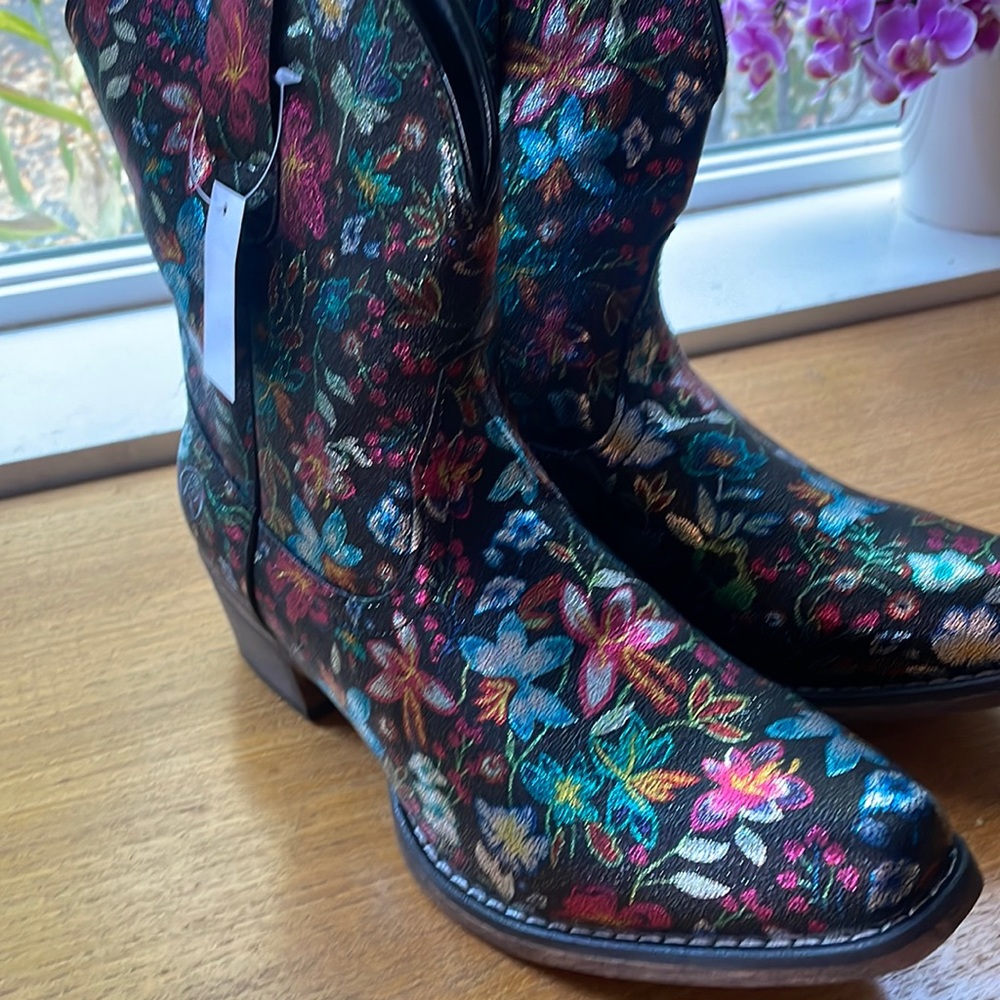 Roper boots with metallic flowers